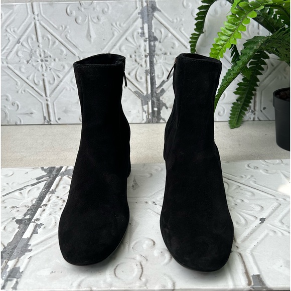 La Canadienne Women
Black Suede Waterproof JOANIE
SUEDE BOOTIE
$525.00
Black 10 - Picture 14 of 16